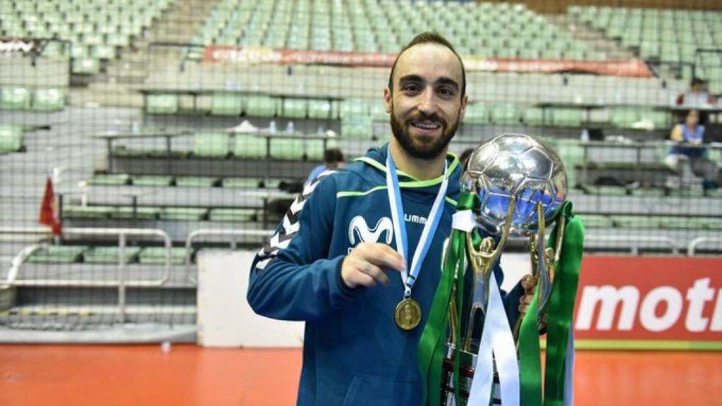 Ricardinho posa con su MVP