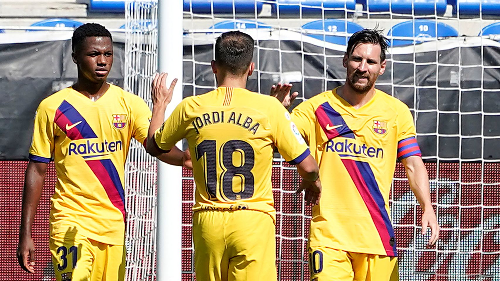Messi junto a Jordi Alba y Semedo celebrando un gol del Barcelona al Alavés