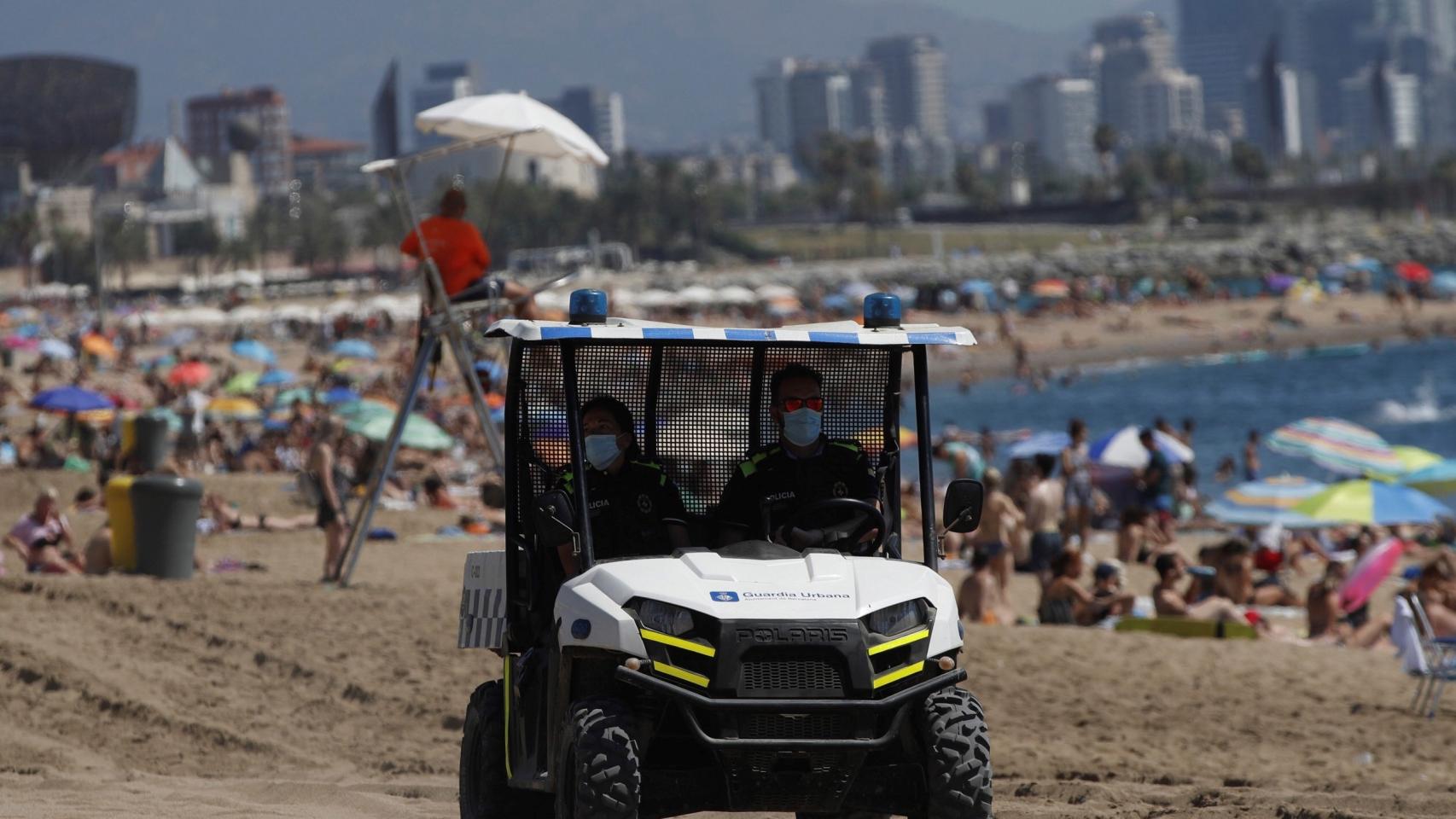 Los catalanes desoyen a la Generalitat: se aglomeran en las playas y eluden el confinamiento