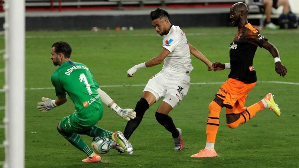 En-Nesry, jugador del Sevilla, lanzando a portería
