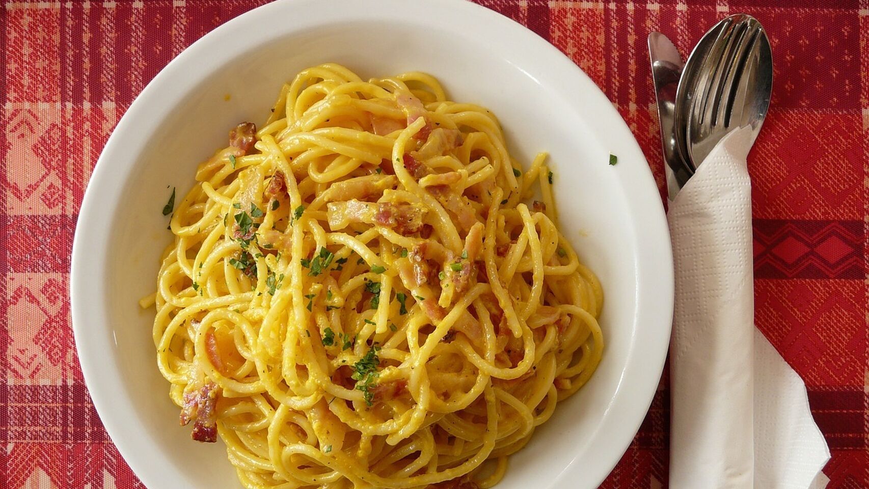 Un plato de espaguetis a la carbonara.