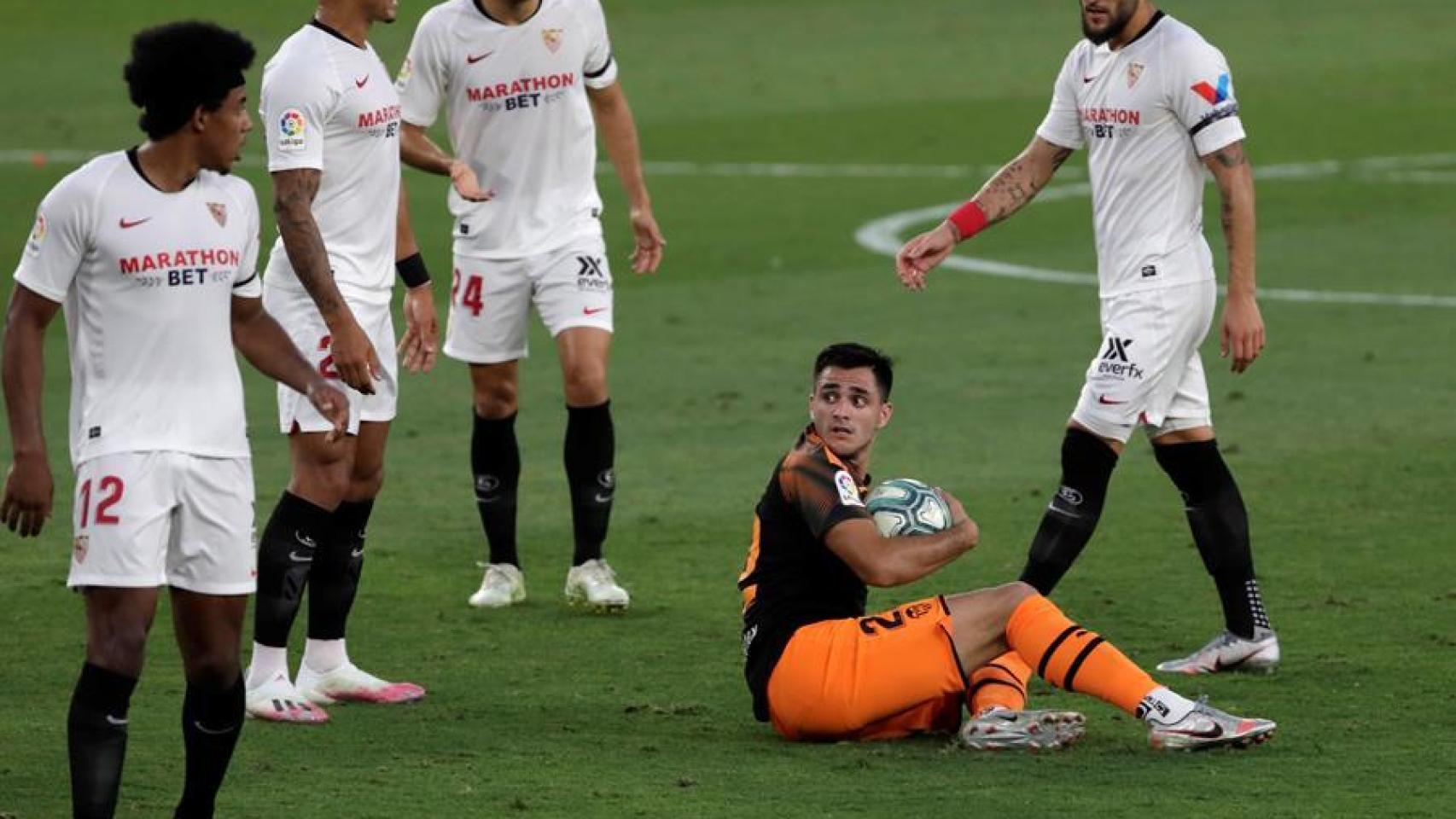 Los jugadores del Sevilla rodean a Maxi Gómez, del Valencia