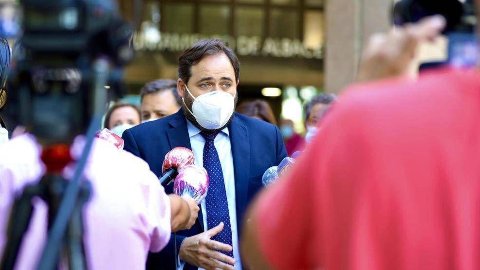 Paco Núñez atiende a los medios en Albacete