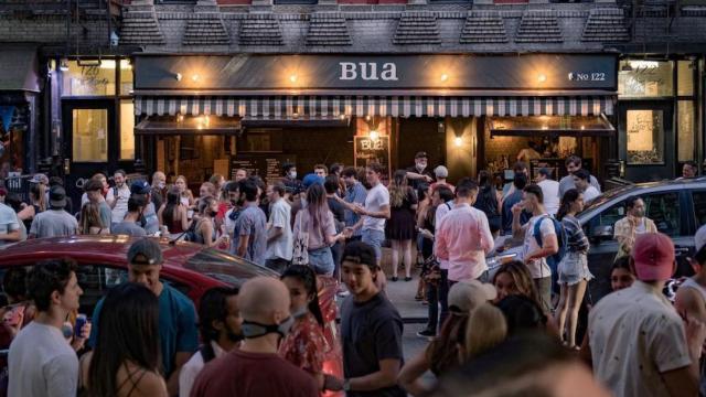 Decenas de personas a la entrada de un bar en Nueva York.