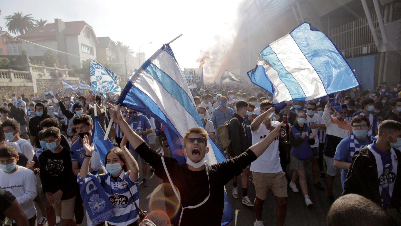 Aficionados del Deportivo recibieron al equipo en Riazor