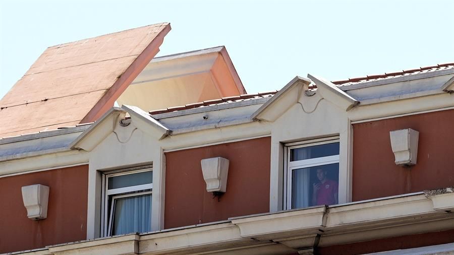 Un jugador del Fuenlabrada se asoma a la ventana del hotel donde están aislados