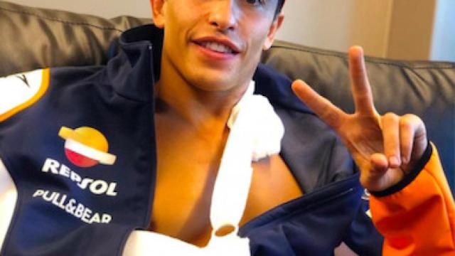 Marc Márquez dolorido de su brazo