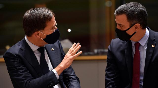 El primer ministro de Países Bajos, Mark Rutte, conversa con el presidente español, Pedro Sánchez, en una cumbre de la UE