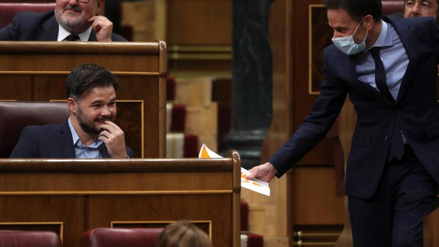 El portavoz adjunto de Cs, Edmundo Bal (dcha), con el portavoz de ERC, Gabriel Rufián, durante el pleno del Congreso.