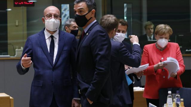 El presidente del Consejo europeo, Charles Michel; el presidente de España, Pedro Sánchez; el presidente francés, Emmanuel Macron; y la canciller alemana, Angela Merkel.