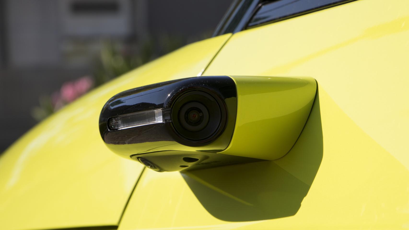 En lugar de espejos este modelo cuenta con cámaras.