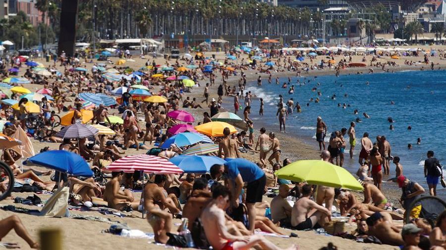 Un sanitario realiza una prueba PCR a un paciente en el CAP Raval Nord de Barcelona.