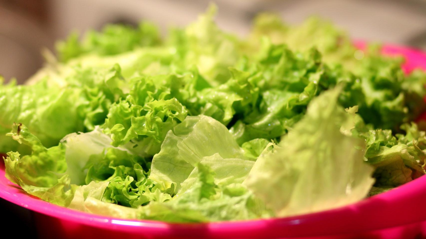 Una ensalada verde elaborada con lechuga (y sin 'salmonella').
