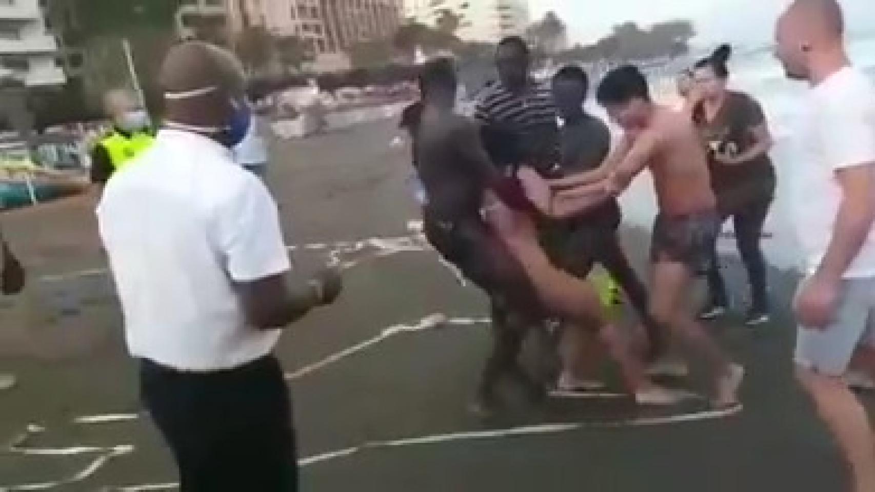 Los vendedores senegaleses del 'top manta' que han salvado de ahogarse a una menor en Marbella.
