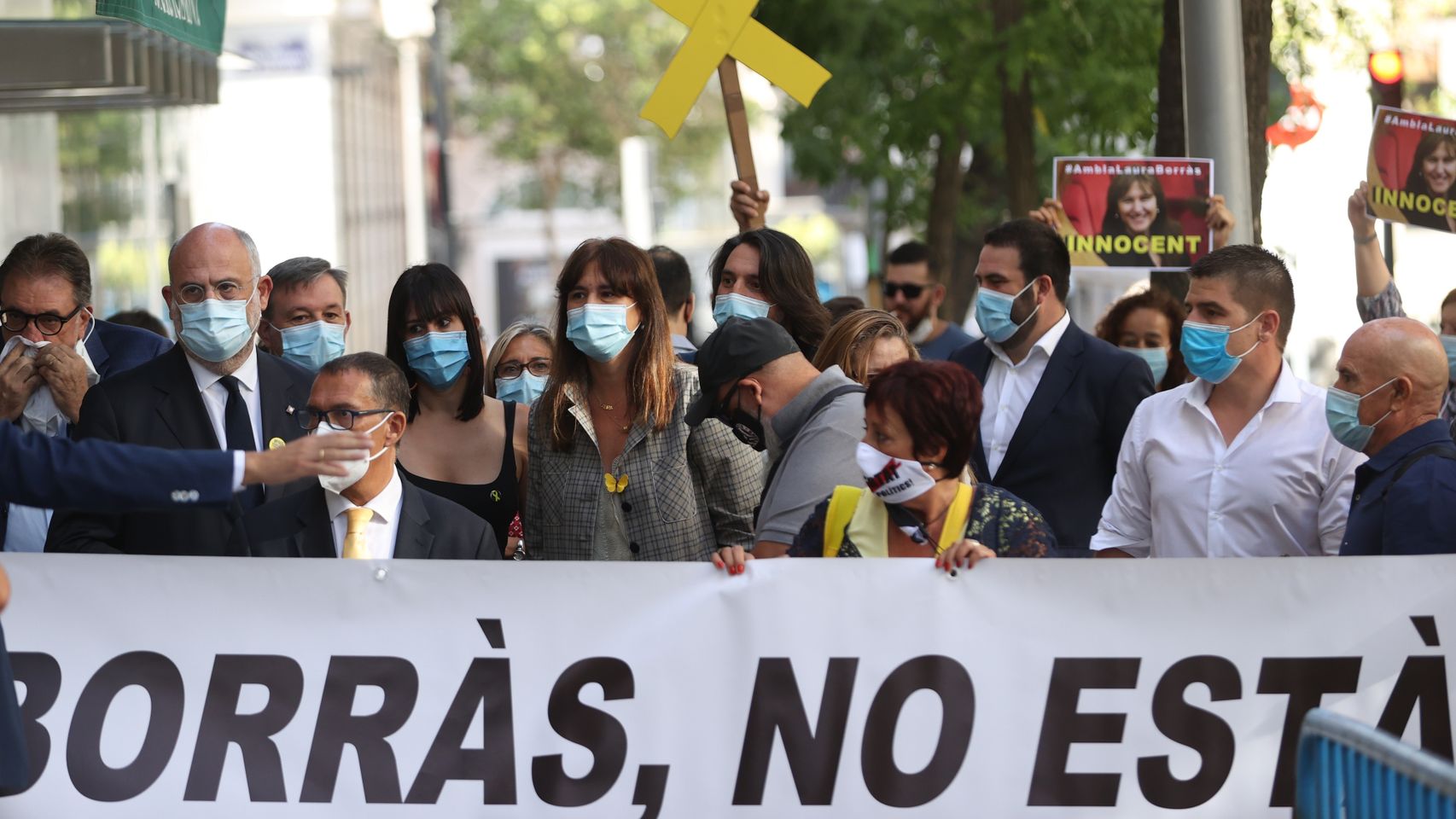 La diputada de JxCat Laura Borrás llega al Tribunal Supremo acompañada por un grupo de simpatizantes.