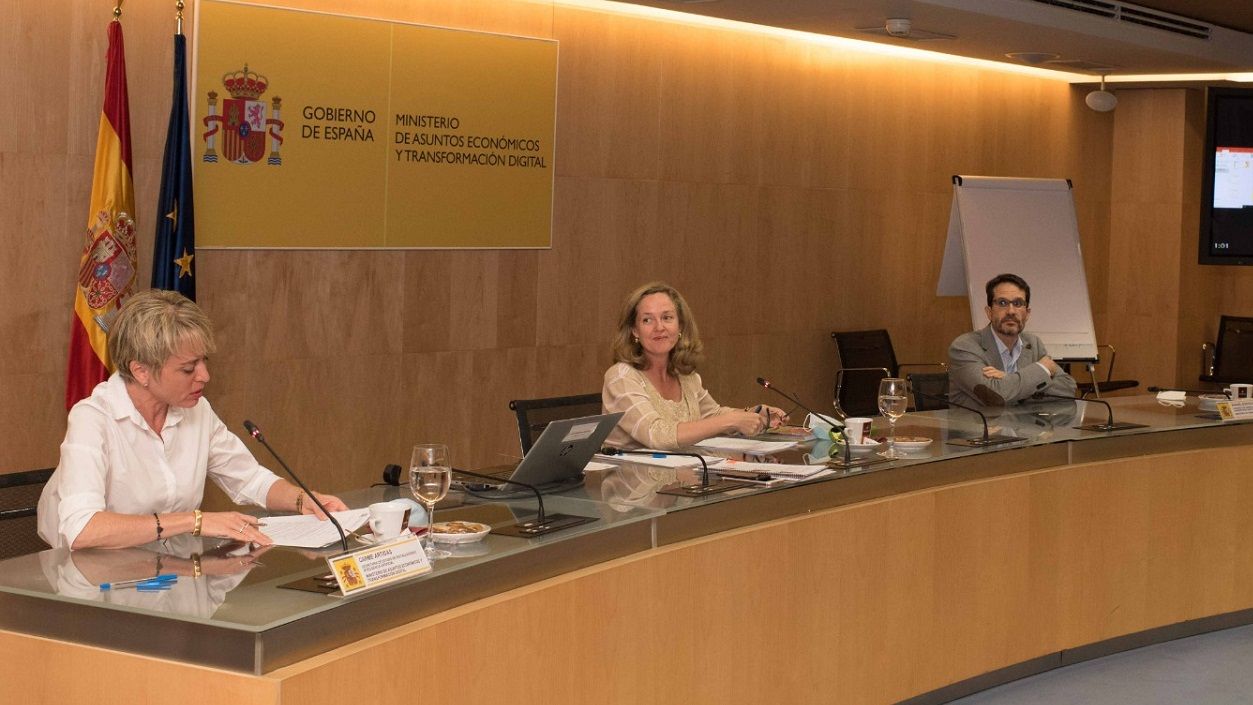Carme Artigas (izq.) y Nadia Calviño (centro), en la primera reunión del Consejo Asesor de IA