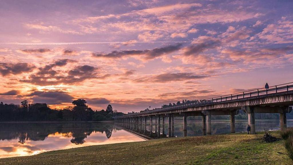 Panorámica parcial del embalse de Abegondo-Cecebre (Wikipedia: Elbujia)