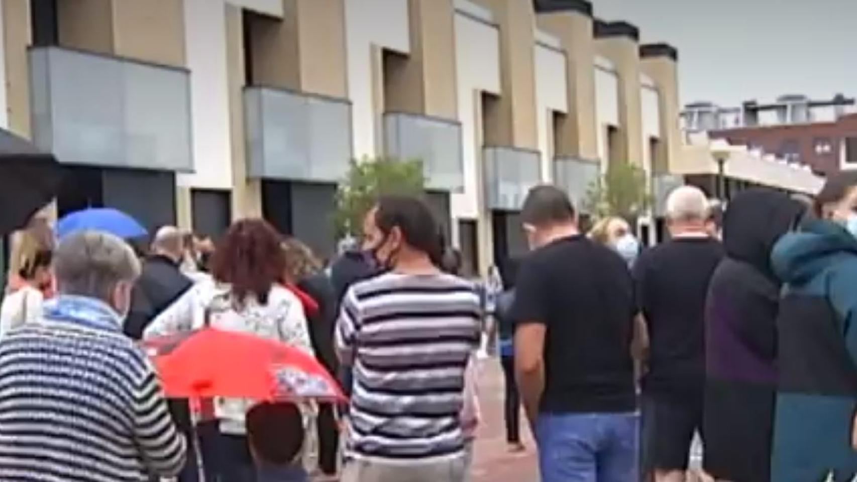 Los vecinos protestan contra los okupas que se han hecho con sus viviendas.