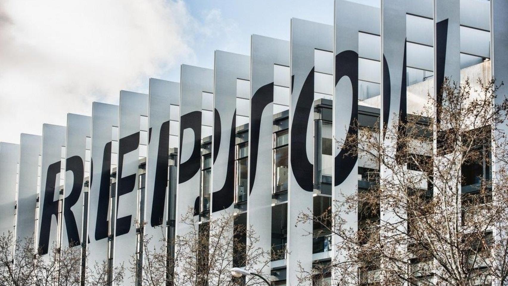 Detalle en la fachada de la sede madrileña de Repsol.