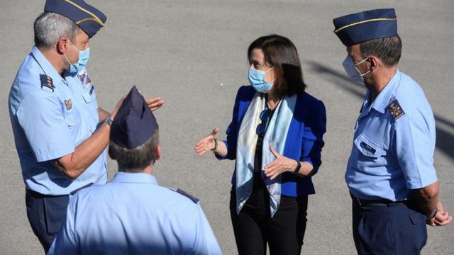 La Ministra de Defensa, Margarita Robles, durante una visita al Centro del sistemas Aeroespaciales de Observación.