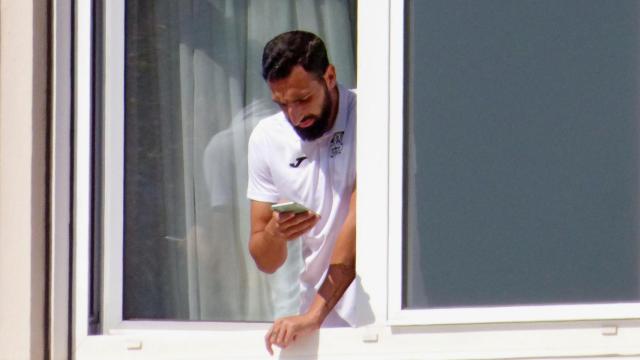 José Rodríguez, jugador del Fuenlabrada, en una de las ventanas del hotel Finisterre de La Coruña
