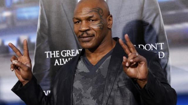 Mike Tyson posando
