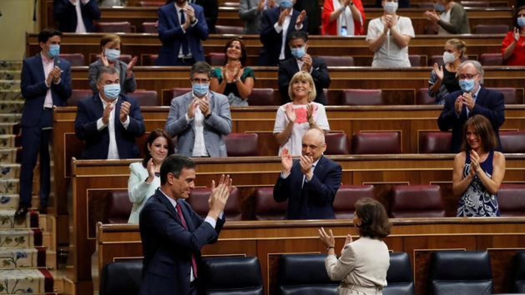 Sánchez, aplaudido por los suyos este miércoles en el Congreso tras el acuerdo europeo. Efe