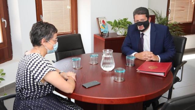Arancha González Laya y el ministro principal de la colonia de Gibraltar, en Algeciras la semana pasada.