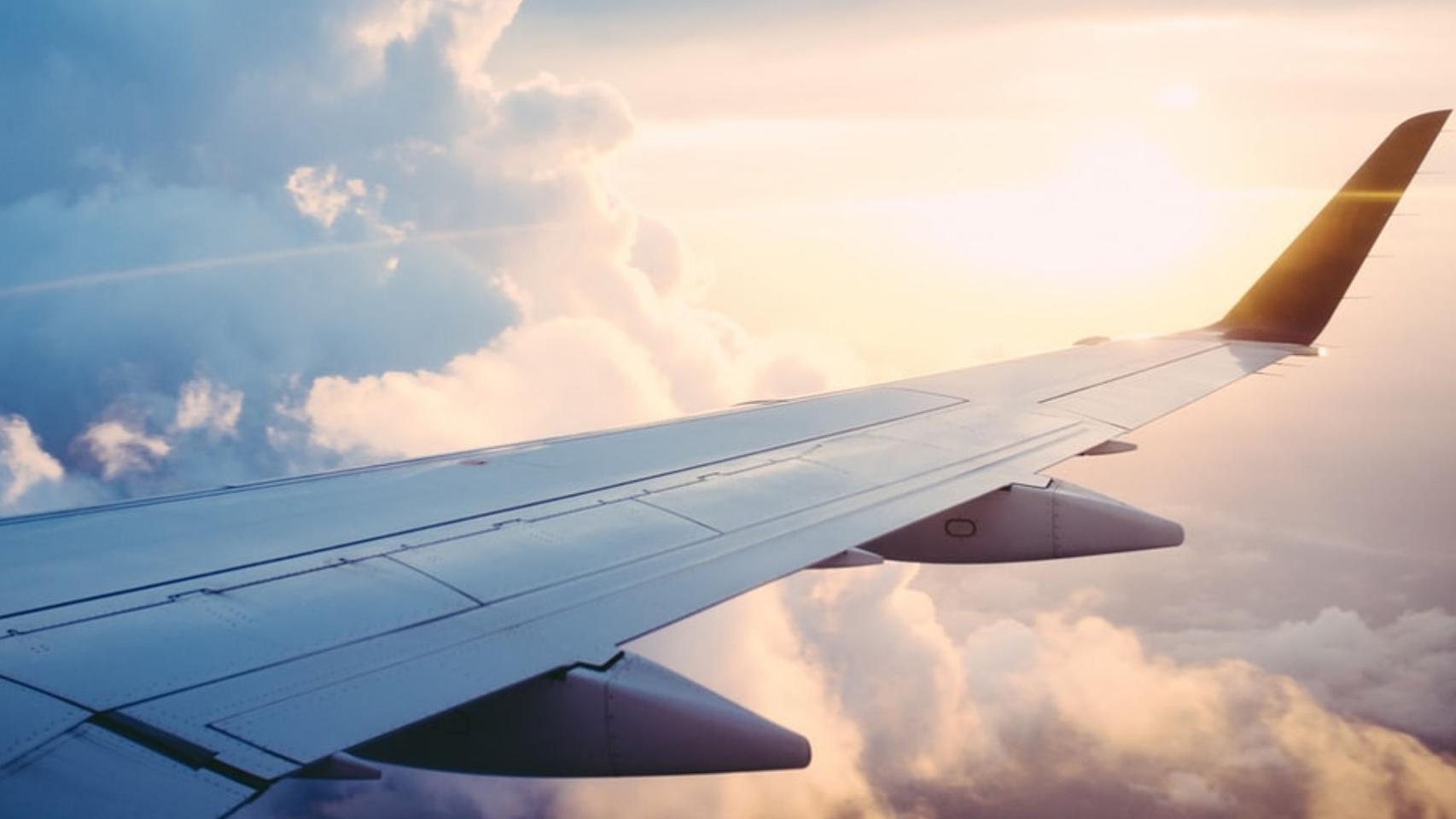 Vista desde la ventana de un avión.
