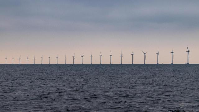 Imagen de archivo de un parque eólico marino.