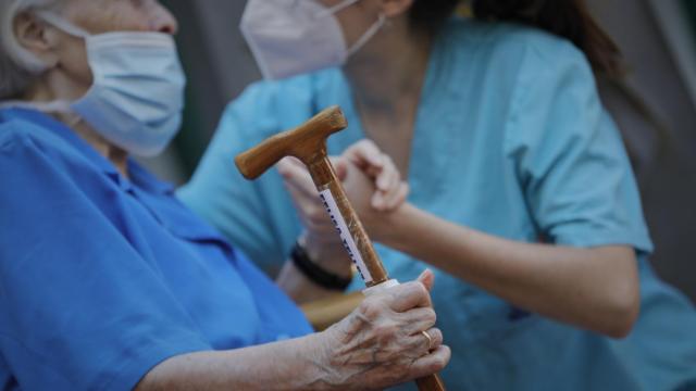 Una trabajadora de una Residencia de Mayores de Madrid, junto a una anciana.