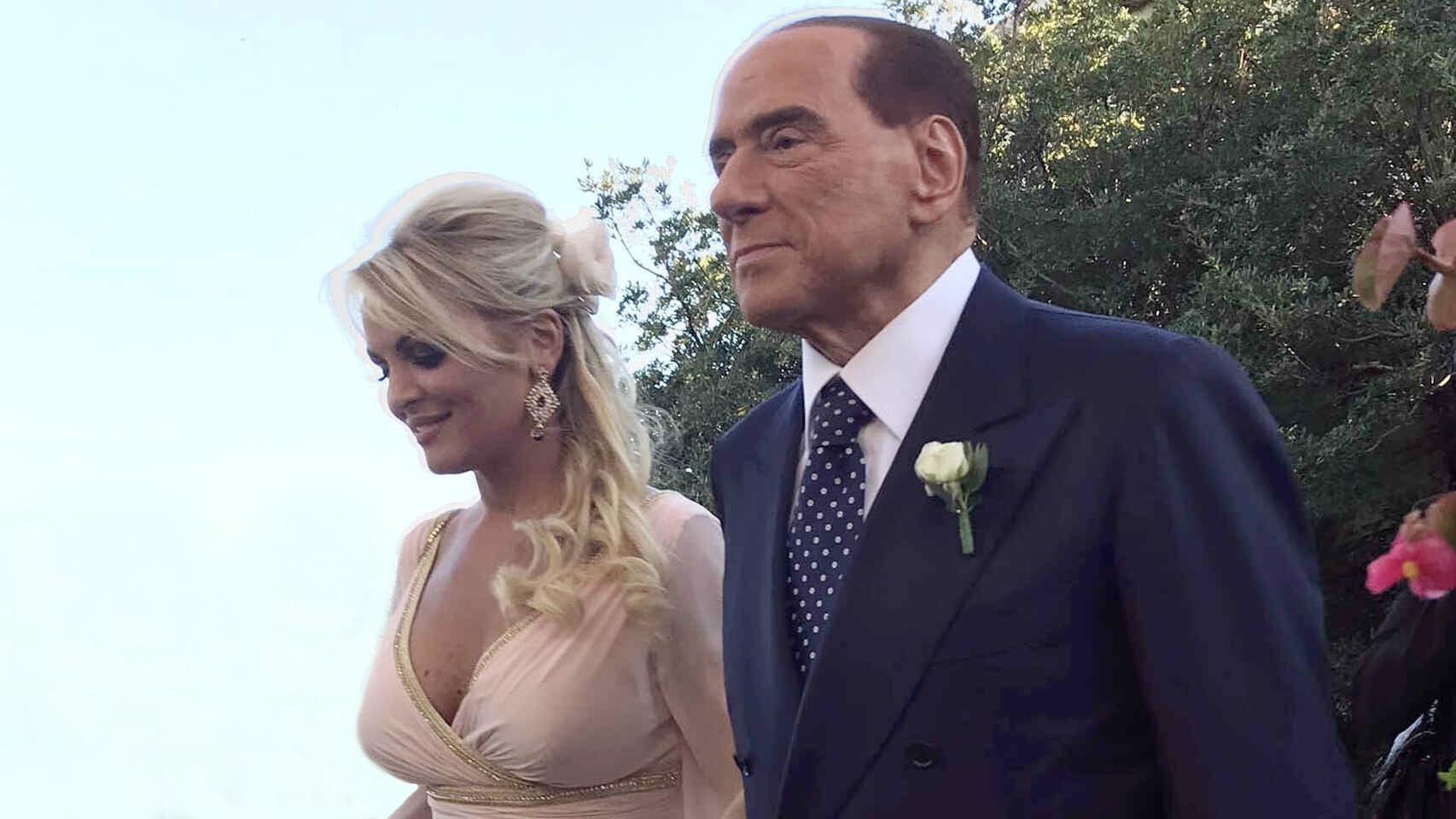 Silvio Berlusconi junto a Francesca Pascale, en 2017.