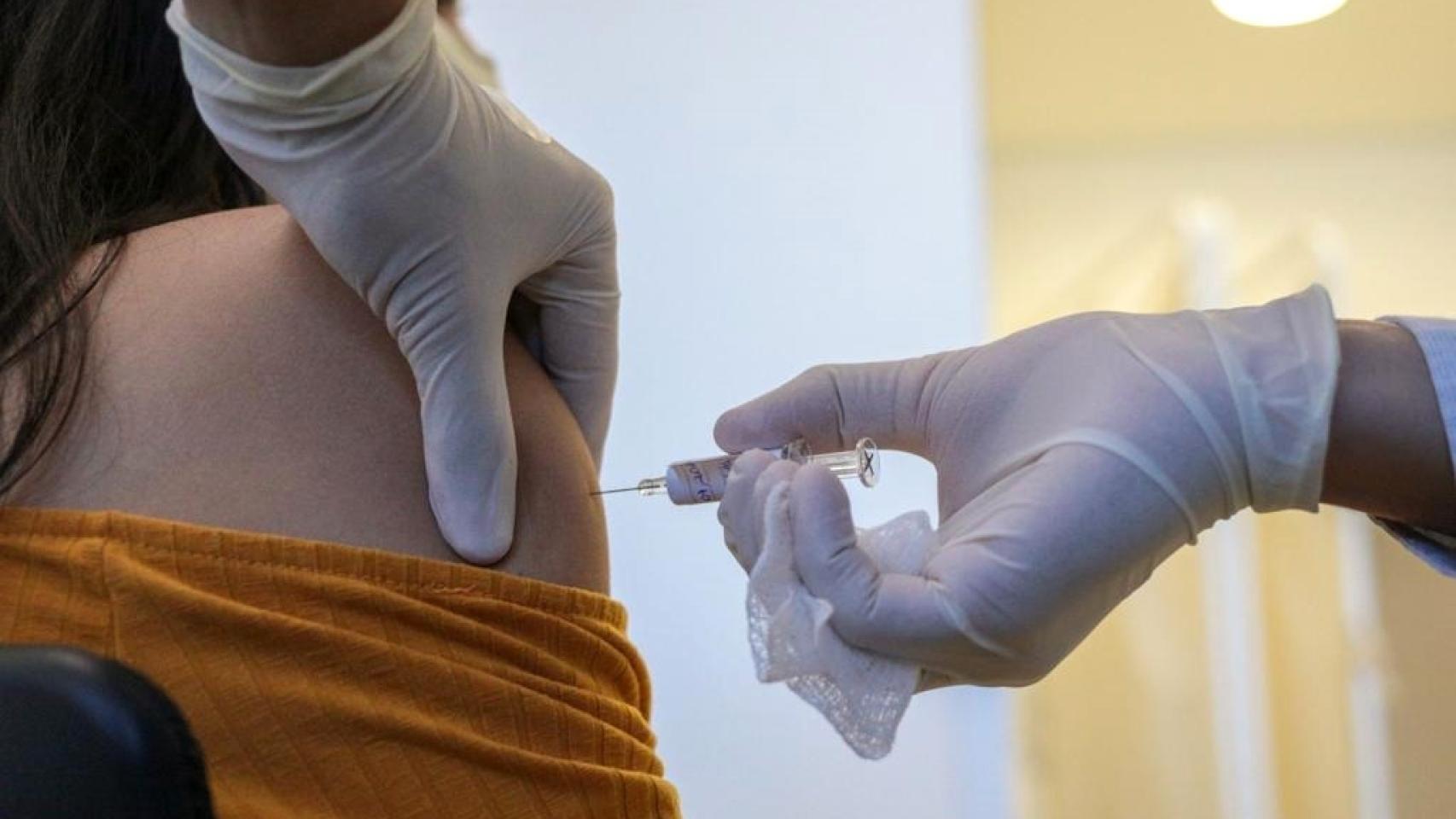 Una paciente recibiendo la vacuna experimental para el COVID-19 de Sinovac en Brasil. EFE/ Gobierno de Sao Paulo