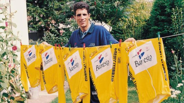 Miguel Indurain posa con los maillots amarillo de sus cinco Tours de Francia