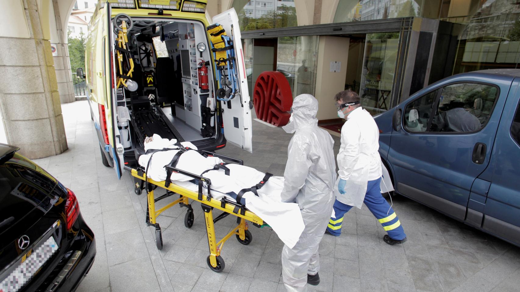 El jugador del Fuenlabrada, mientras era trasladado a un hospital de La Coruña