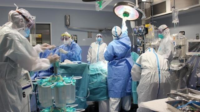 El Hospital Trueta (Girona) cierra la última UCI provisional y retoma operaciones (en imagen).