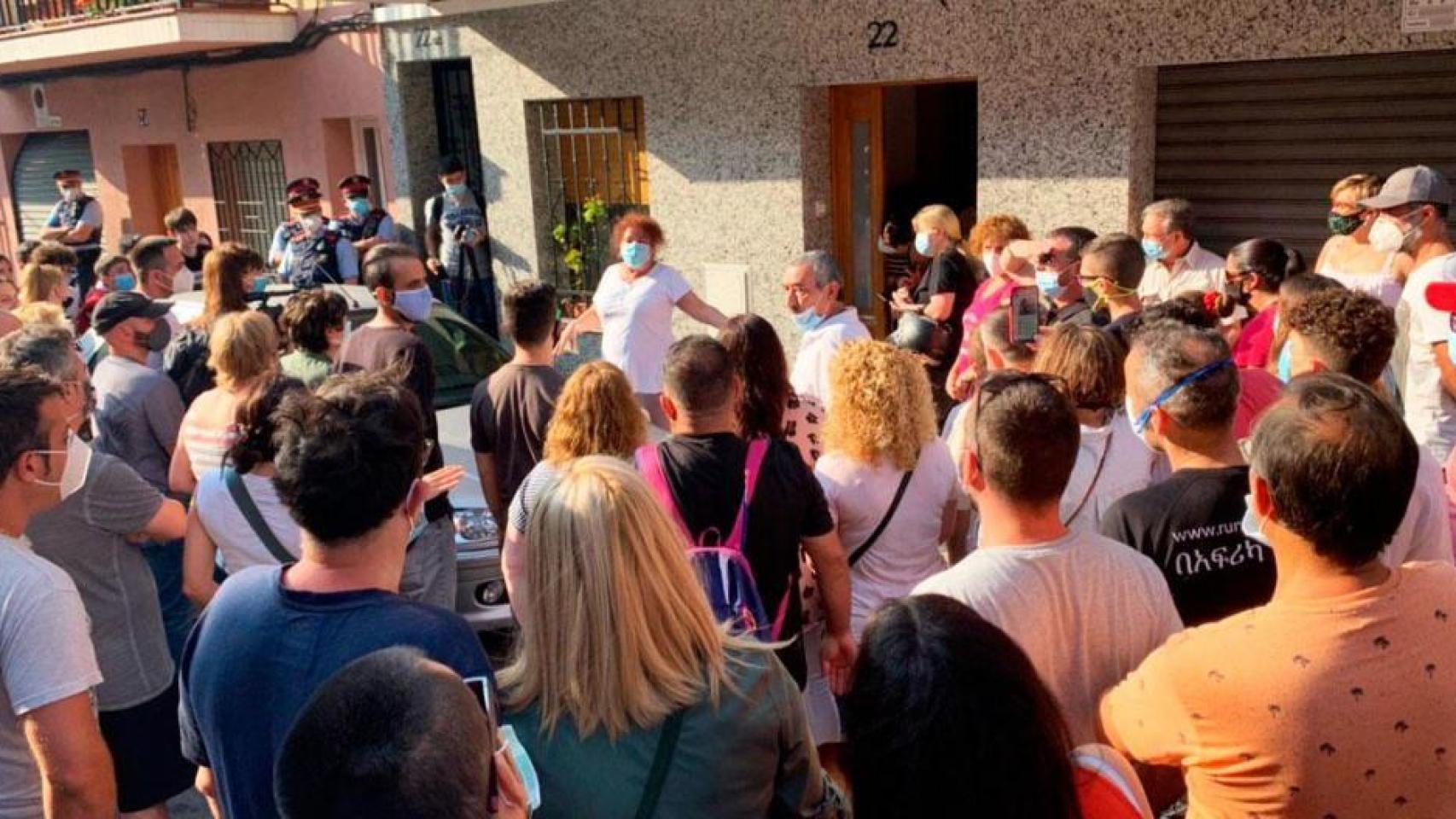 Vecinos de Mataró, negociando con unos okupas para que no molesten a sus vecinos mayores.