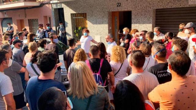 Vecinos de Mataró, negociando con unos okupas para que no molesten a sus vecinos mayores.