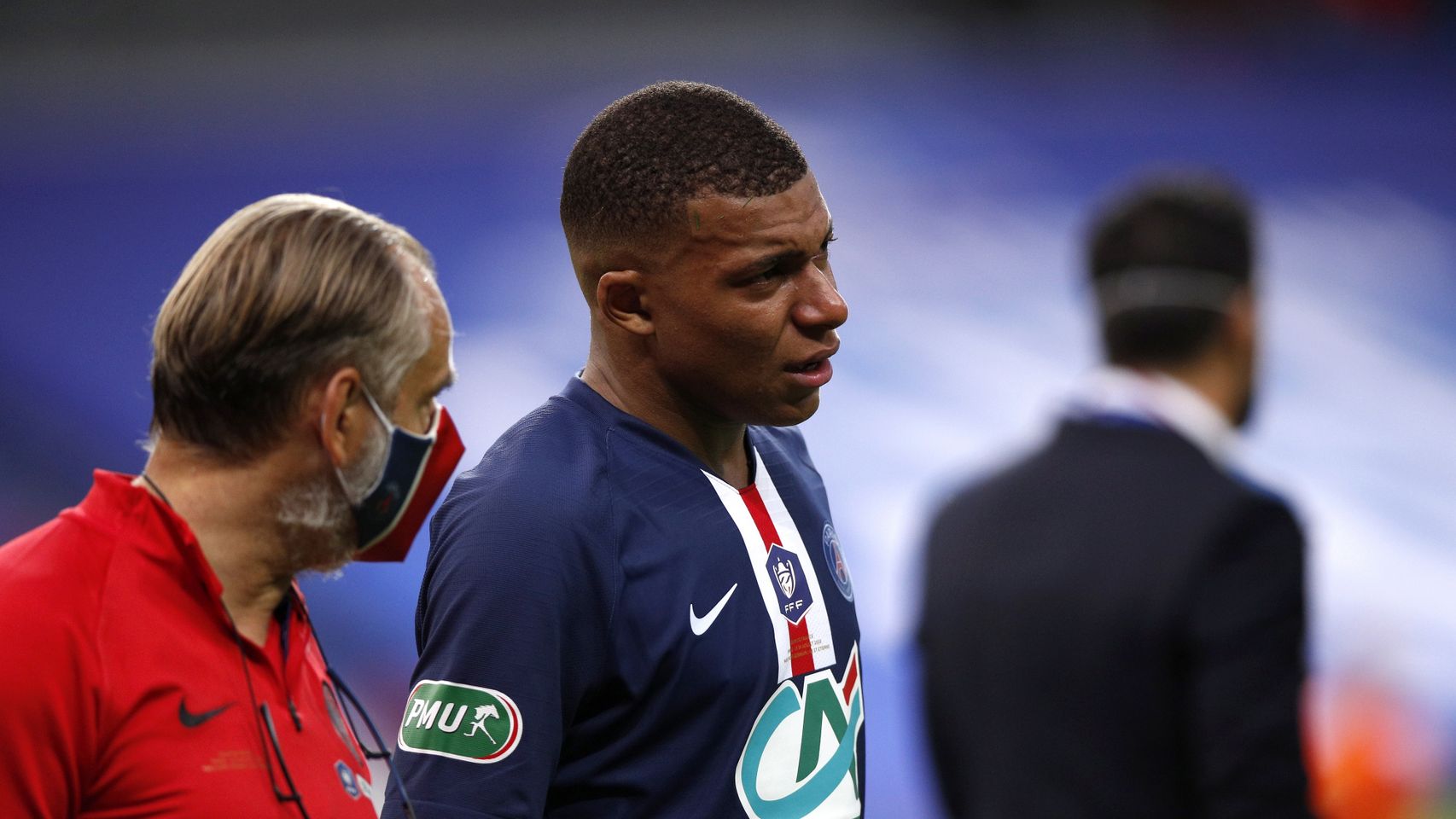 Mbappé traes caer lesionado del tobillo