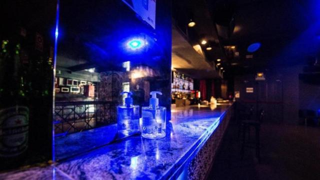 Una discoteca dispone de gel hidroalcohólico en la barra.