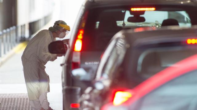 Pruebas de COVID-19 desde el coche en las inmediaciones de Burela, Lugo.