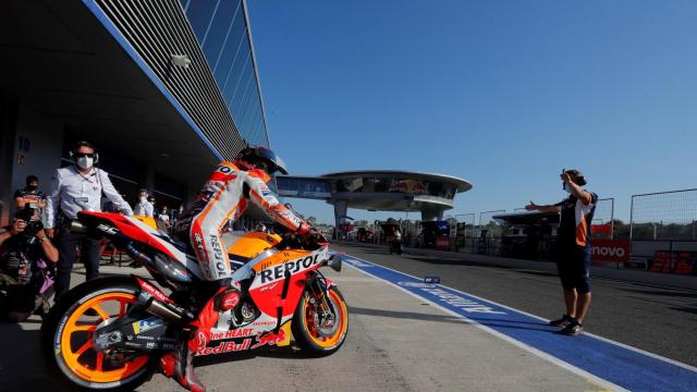 Marc Márquez se incorpora a pista desde boxes en el segundo día de entrenamientos libres del Gran Premio Red Bull de Andalucía