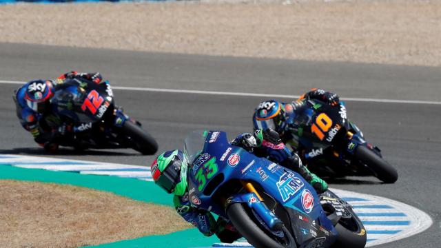 El piloto italiano Enea Bastianini, seguido por sus compatriotas Luca Marini y Marco Bezzecchi