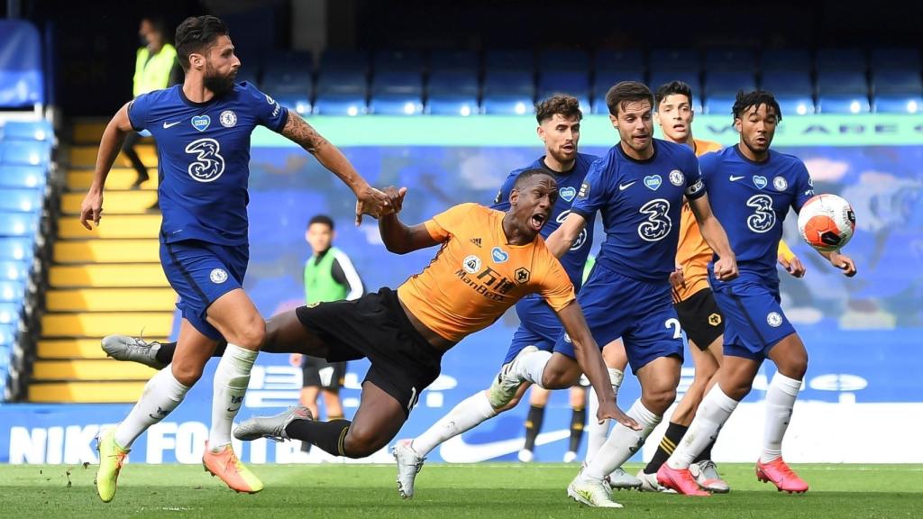 Giroud, Azpilicueta y más jugadores del Chelsea pelean por un balón ante el Wolverhampton