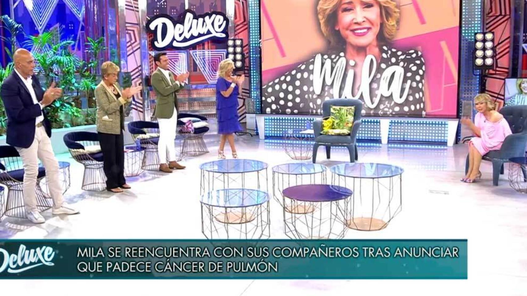 Los colaboradores de 'Sábado Deluxe' recibieron a Mila entre aplausos (Telecinco).