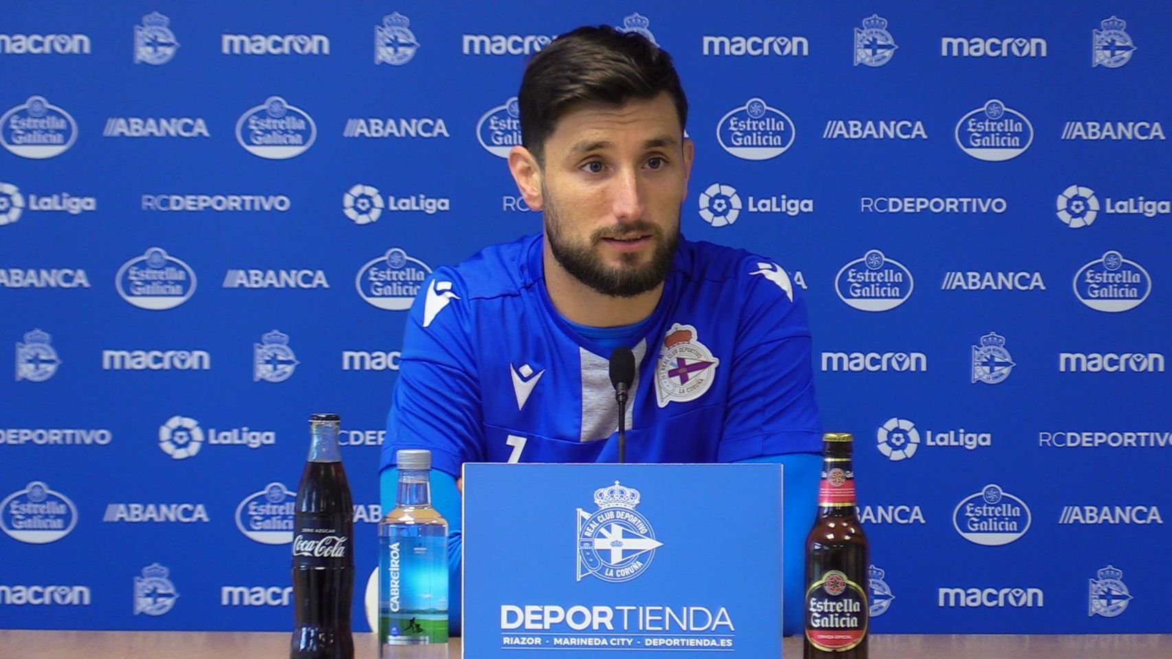 Borja Valle durante una rueda de prensa del Deportivo de La Coruña