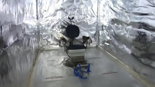 Sillón de torturas en el interior de un contenedor insonorizado.