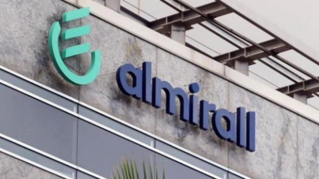 Rótulo a la entrada de unas instalaciones de Almirall.