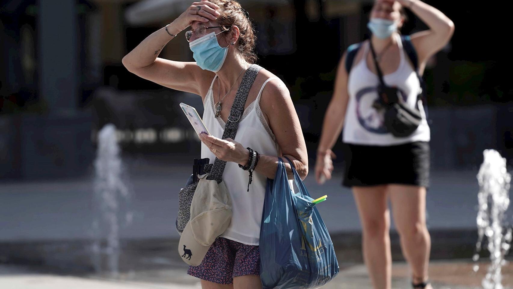 Una mujer camina en Córdoba en plena alerta por altas temperaturas en el Valle del Guadalquivir. EFE /Rafa Alcaide