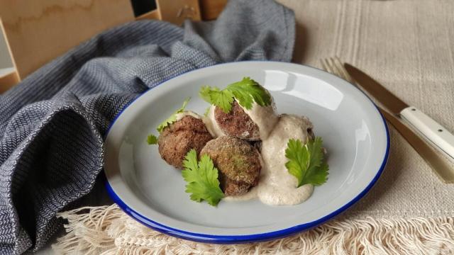 Albóndigas veganas con salsa de nueces, receta sana para disfrutar